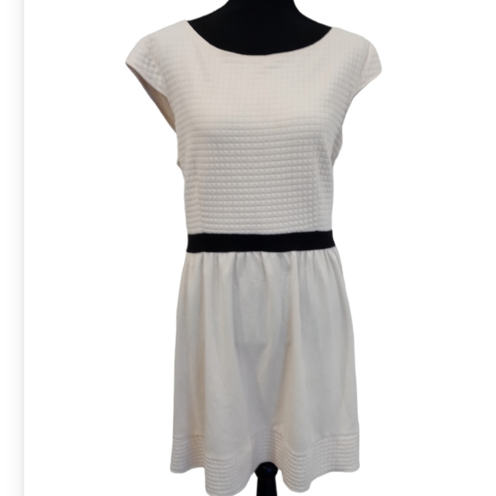 Xhilaration Cream Quilted Black Banded Waist Back Zip Closure Cap Sleeve Midi